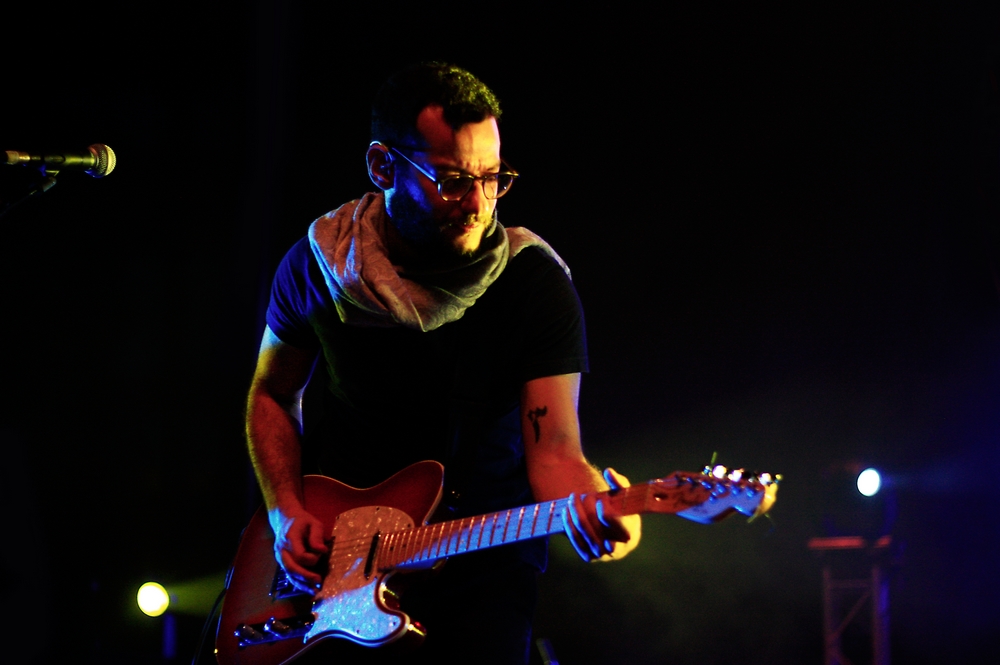 Firas Abou Fakher, guitariste de Mashrou' Leila en concert à Rabat, le 13 novembre 2014. Crédit : Chourouk Zarkaoui pour ONORIENT
