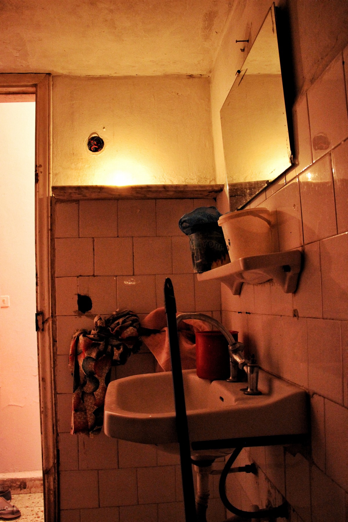 Dans les appartements des travailleuses domestiques II, salle de bain éclairée à la bougie